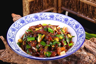 美味大蒜辣椒炒腊牛肉