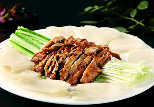 美味北京烤鸭配葱丝