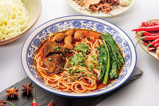 红烧牛肉 肥肠面