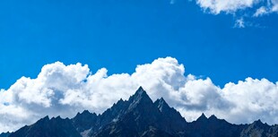 蓝天白云下的巍峨山脉