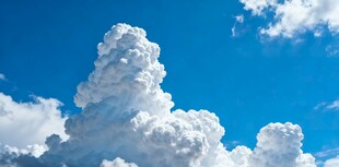 蓝天中壮观的积云