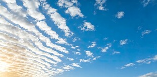 蓝天中的美丽卷云