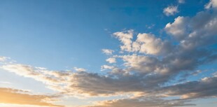 蓝天飘着绚丽云彩