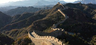 壮丽长城蜿蜒于山峦间