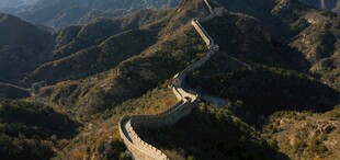 壮丽长城蜿蜒于山峦之间