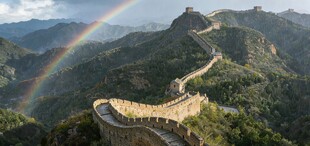 长城上空现绚丽彩虹