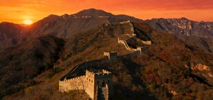 夕阳下的壮丽长城景观