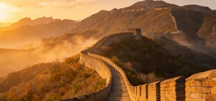 日出下的雄伟万里长城