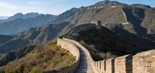 壮丽长城蜿蜒于山峦间