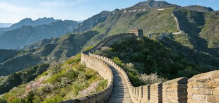 壮丽长城蜿蜒于山峦之间