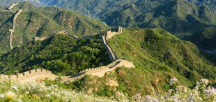 壮丽长城蜿蜒于青山间
