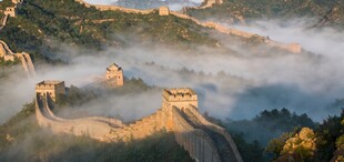 云雾缭绕中的雄伟长城