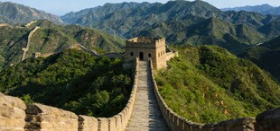 壮丽长城蜿蜒于青山间