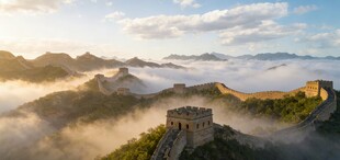 云海中的壮丽长城景观