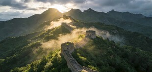 日出下的壮美万里长城