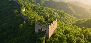 青山环抱中的古老长城