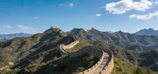 壮丽长城蜿蜒于山峦之间