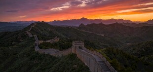 壮丽长城迎绝美落日余晖