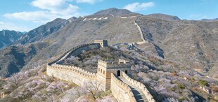 壮丽长城蜿蜒于山峦之间