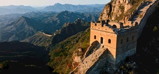 壮丽长城屹立山峦之巅