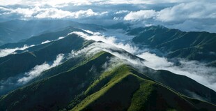 山峦云海间的壮美风光