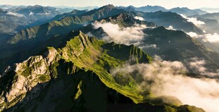 山峦云海间的壮美风光