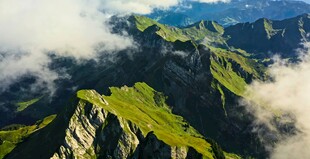 云雾缭绕的壮美山峦