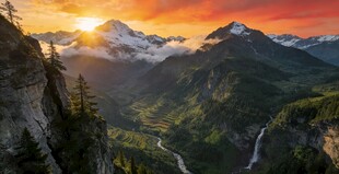 壮丽山间日出美景