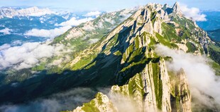 云雾缭绕的壮丽山峰