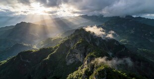 日出照耀下的壮丽山峦