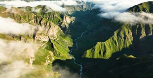 云雾缭绕的壮美山谷景观