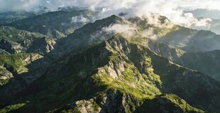 壮丽山景航拍图