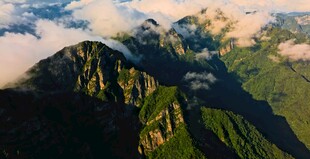 空中俯瞰壮丽山峦云海