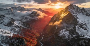 雪山日落壮丽自然景观