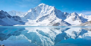 壮丽雪山倒映在澄澈湖