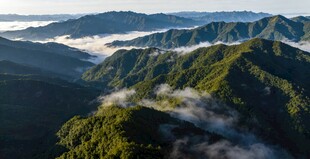 山峦云海间的壮美风光