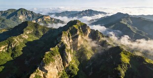 山峦云海壮丽风光