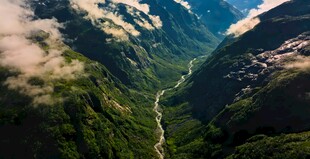 航拍山谷间的葱郁美景