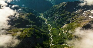 俯瞰山间云雾缭绕的美景