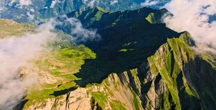 壮丽山景云雾缭绕