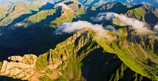 壮丽山峦间的云海奇观