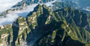 巍峨山峦云雾缭绕美景