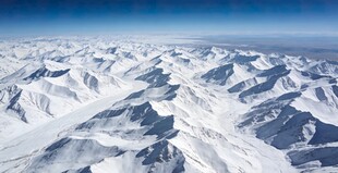俯瞰壮丽雪山景观