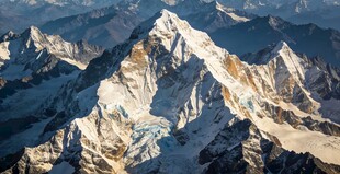 巍峨雪山壮丽景观