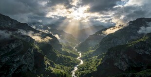 山谷间的阳光穿透云层