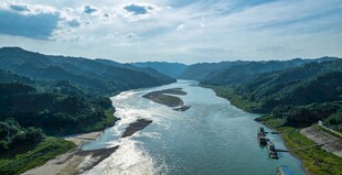 壮丽山河间的蜿蜒河流