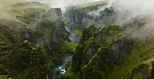 云雾缭绕的壮美峡谷景观