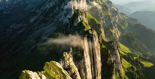 巍峨山峰云雾缭绕景观