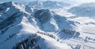 雪山壮丽风光航拍图