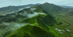 青山云雾缭绕的壮美风光